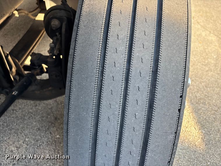 image for item DU0443 2013 Volvo VNL semi truck