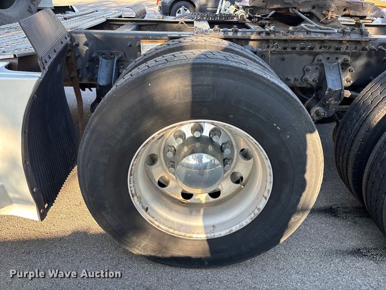 image for item DU0443 2013 Volvo VNL semi truck