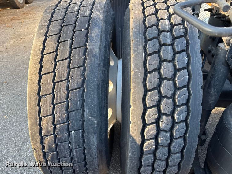 image for item DU0443 2013 Volvo VNL semi truck