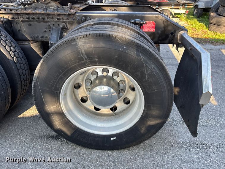 image for item DU0443 2013 Volvo VNL semi truck