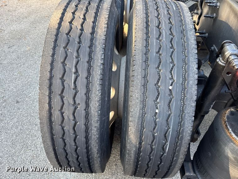 image for item DU0443 2013 Volvo VNL semi truck