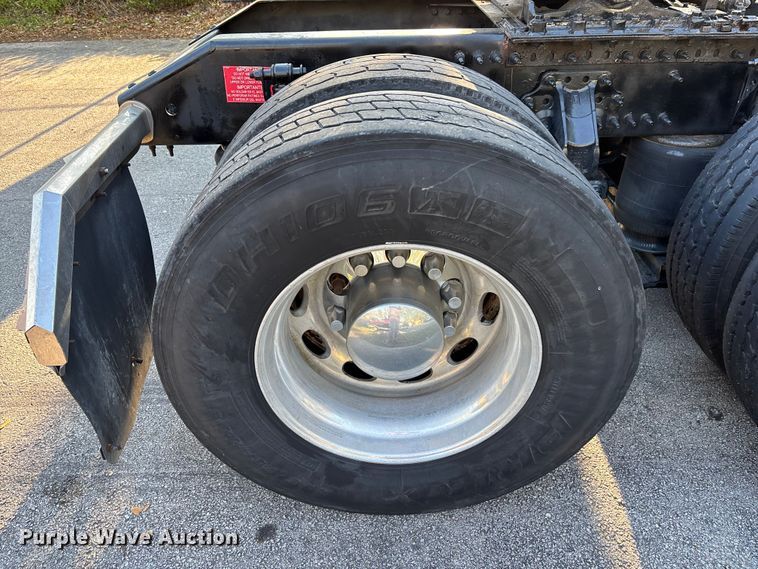 image for item DU0443 2013 Volvo VNL semi truck