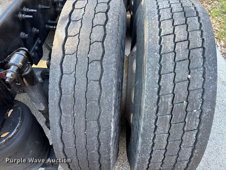 image for item DU0443 2013 Volvo VNL semi truck