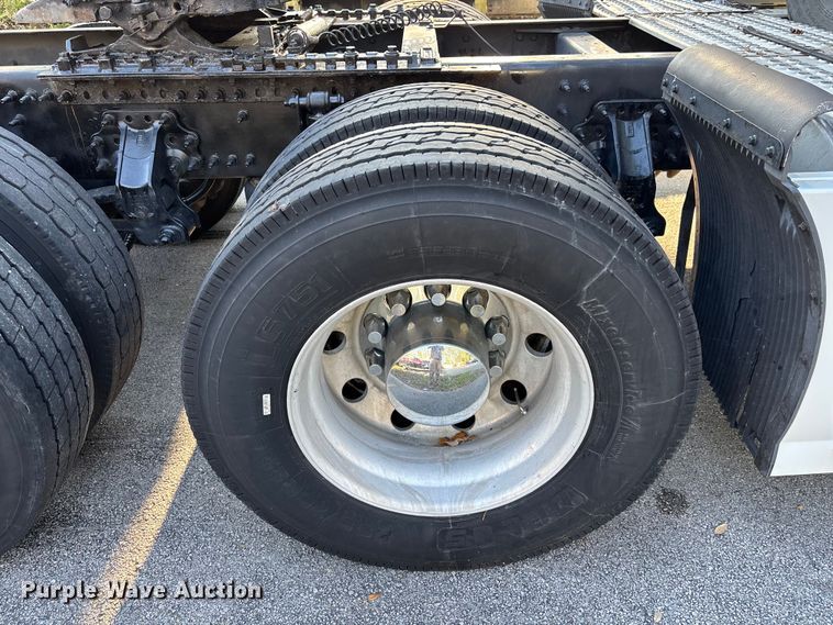 image for item DU0443 2013 Volvo VNL semi truck