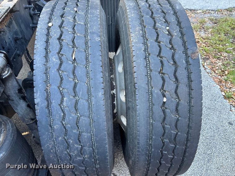 image for item DU0443 2013 Volvo VNL semi truck