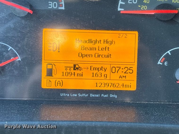 image for item DU0443 2013 Volvo VNL semi truck