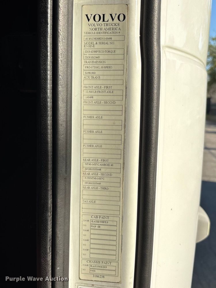 image for item DU0443 2013 Volvo VNL semi truck