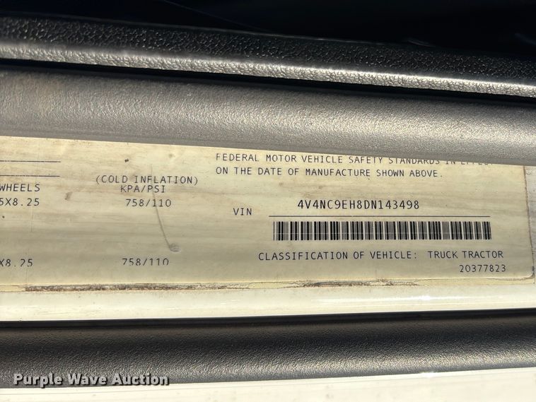 image for item DU0443 2013 Volvo VNL semi truck