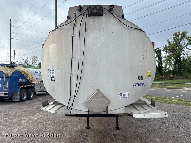 image for item DU0453 1974 Great Dane tank trailer