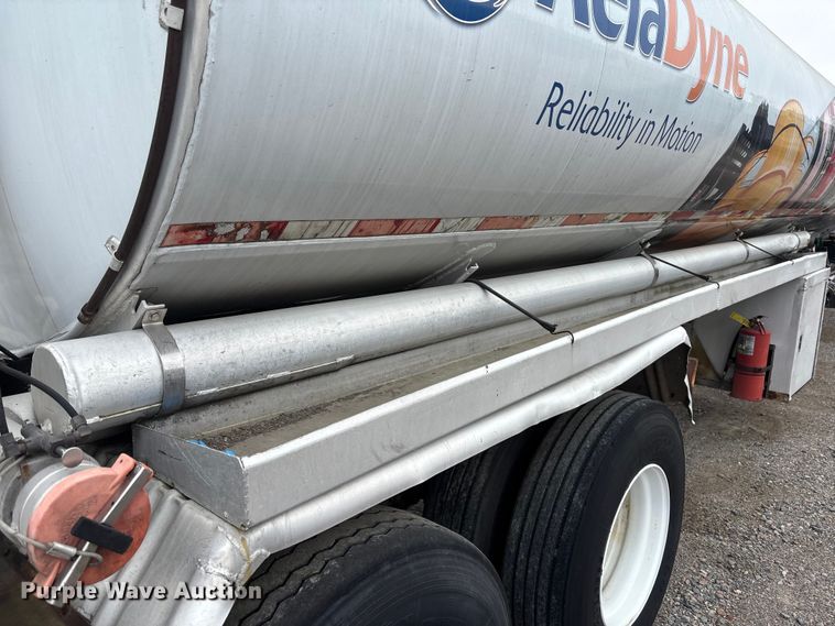 image for item DU0453 1974 Great Dane tank trailer