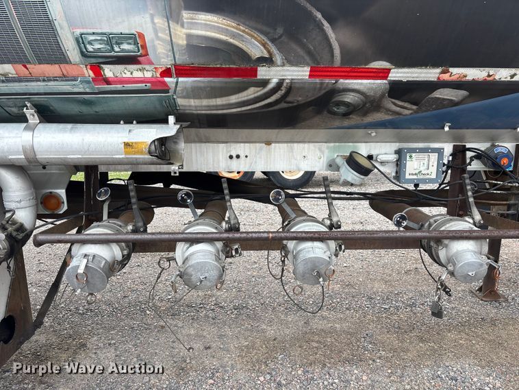 image for item DU0453 1974 Great Dane tank trailer