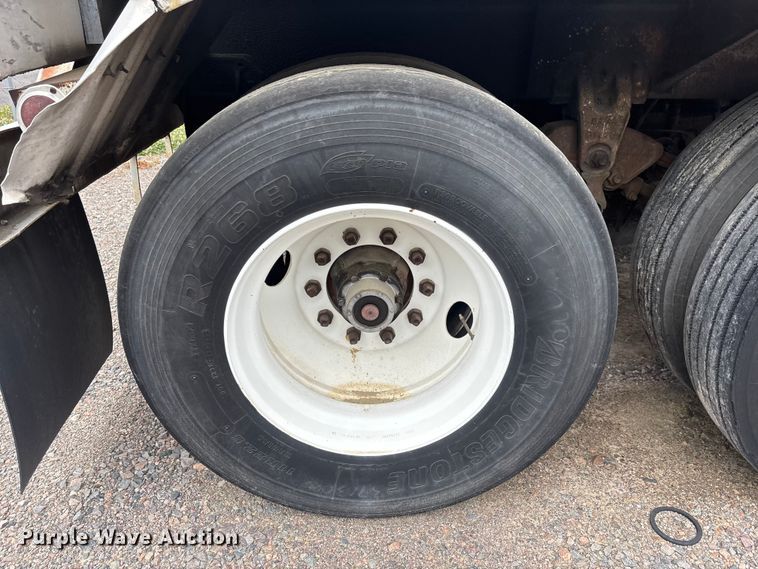 image for item DU0453 1974 Great Dane tank trailer