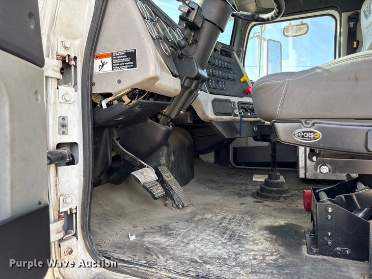 image for item DU3716 2015 Western Star 4900 SB glider kit semi truck 