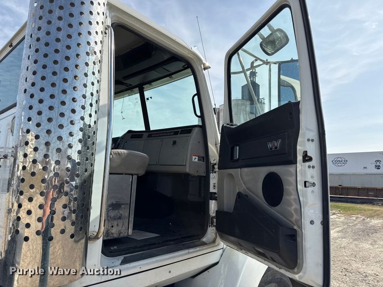 image for item DU3716 2015 Western Star 4900 SB glider kit semi truck 