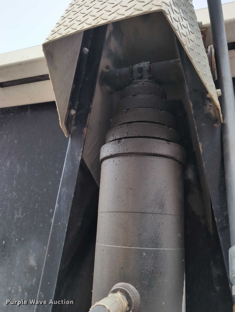 image for item DV0839 2002 Midland St2400 end dump trailer