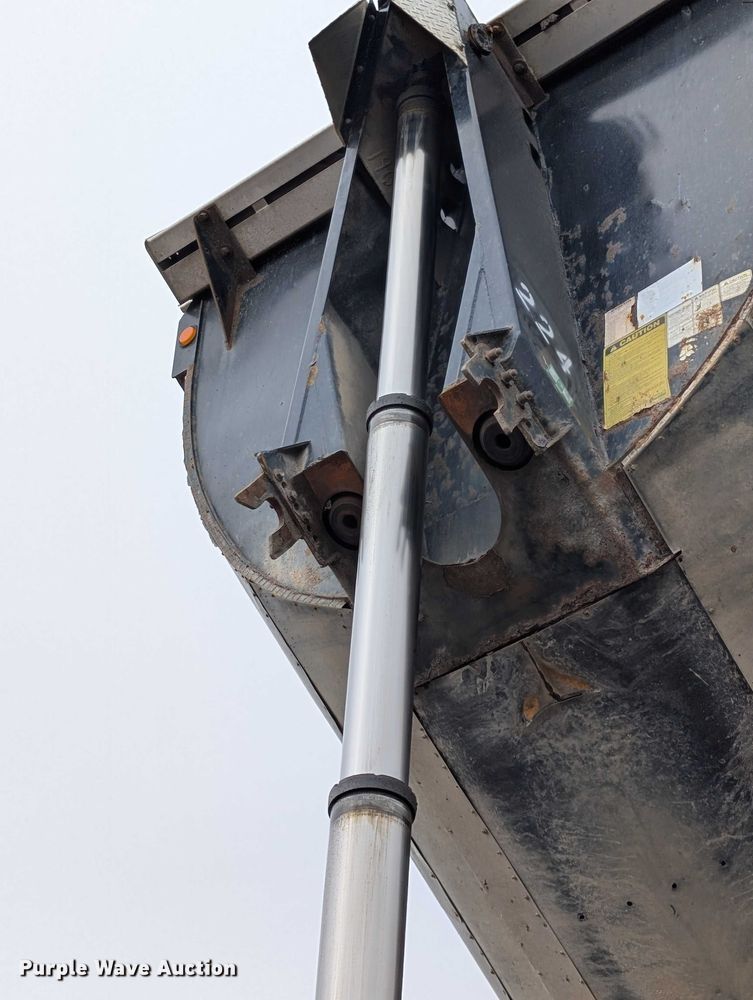 image for item DV0839 2002 Midland St2400 end dump trailer