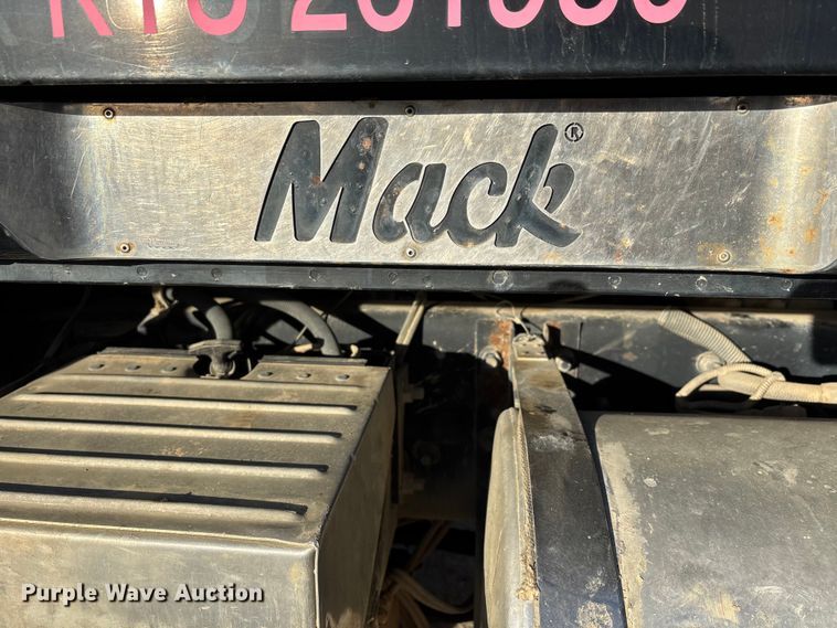 image for item DW7456 1999 Mack CL713 dump truck