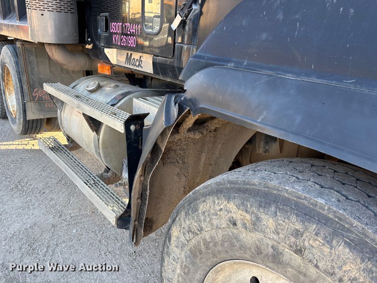 image for item DW7456 1999 Mack CL713 dump truck