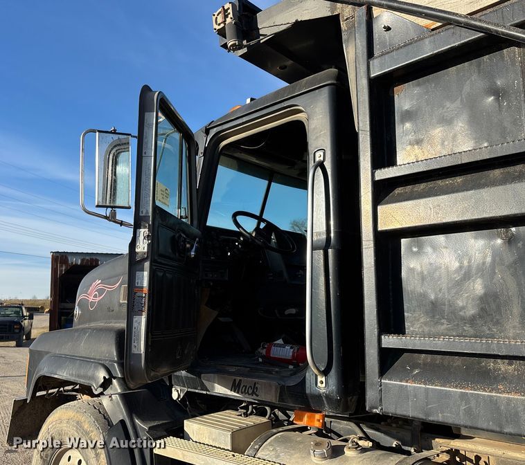 image for item DW7456 1999 Mack CL713 dump truck