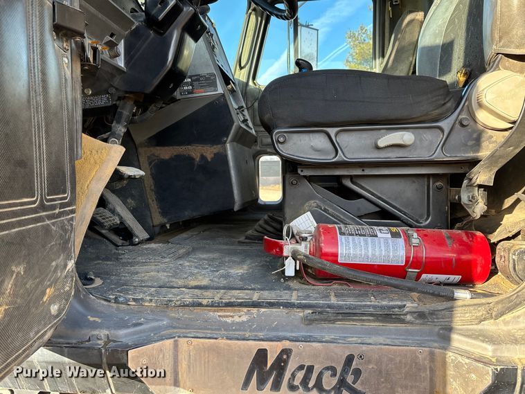 image for item DW7456 1999 Mack CL713 dump truck