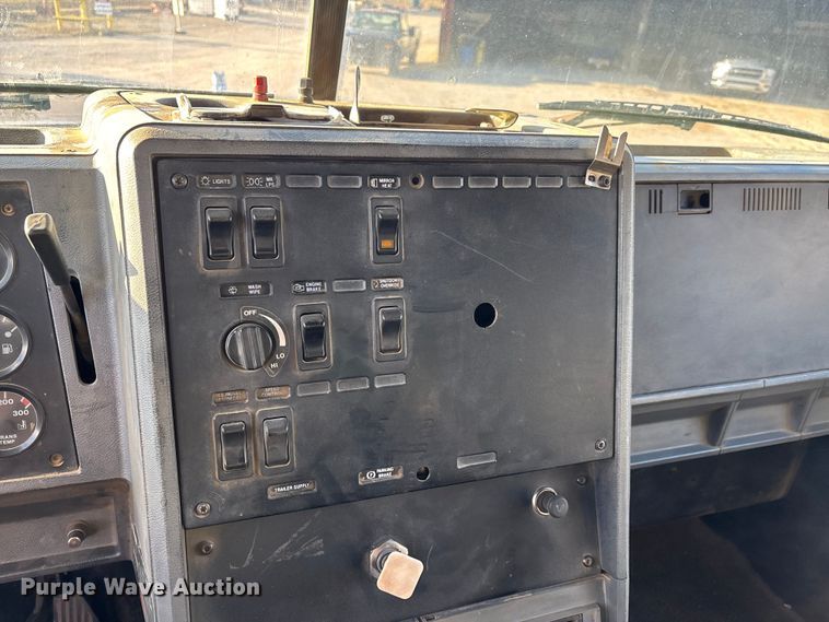 image for item DW7456 1999 Mack CL713 dump truck