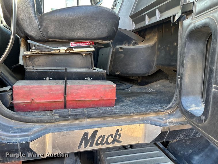 image for item DW7456 1999 Mack CL713 dump truck