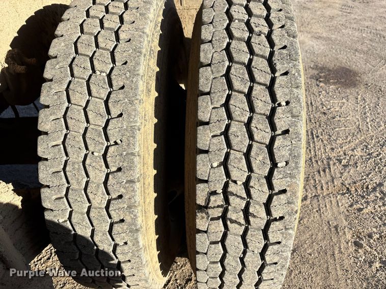 image for item DW7456 1999 Mack CL713 dump truck