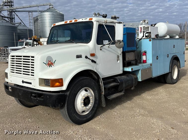 image for item EA4678 2001 International 4900 utility / service truck