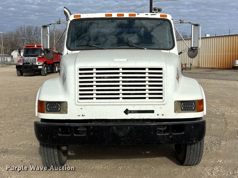 image for item EA4678 2001 International 4900 utility / service truck