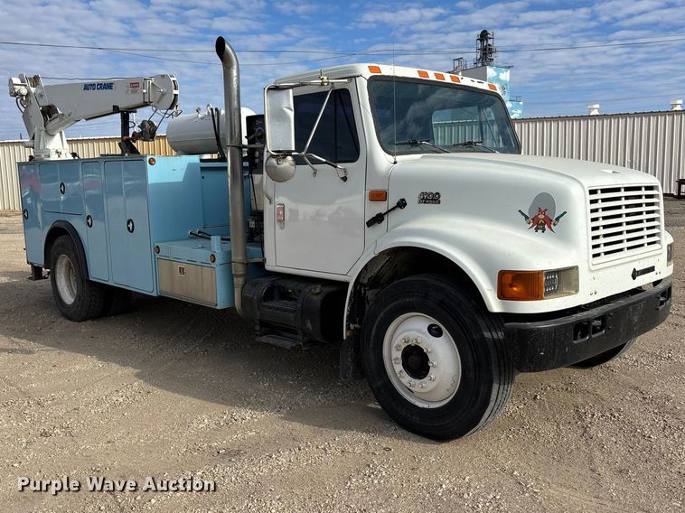 image for item EA4678 2001 International 4900 utility / service truck