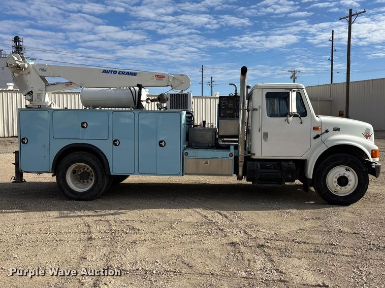 image for item EA4678 2001 International 4900 utility / service truck