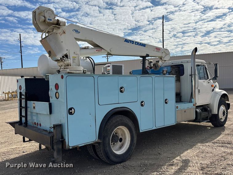 image for item EA4678 2001 International 4900 utility / service truck