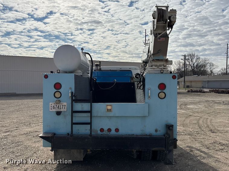 image for item EA4678 2001 International 4900 utility / service truck