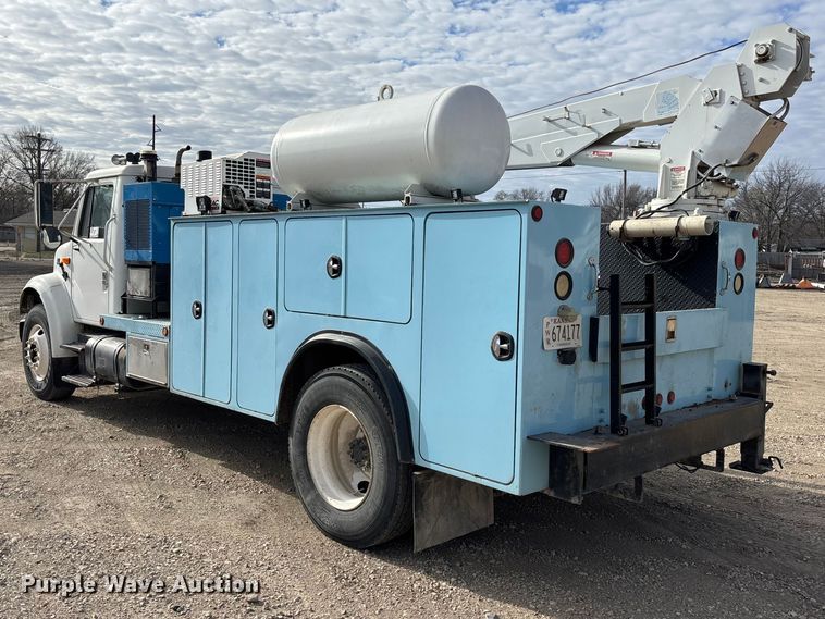 image for item EA4678 2001 International 4900 utility / service truck