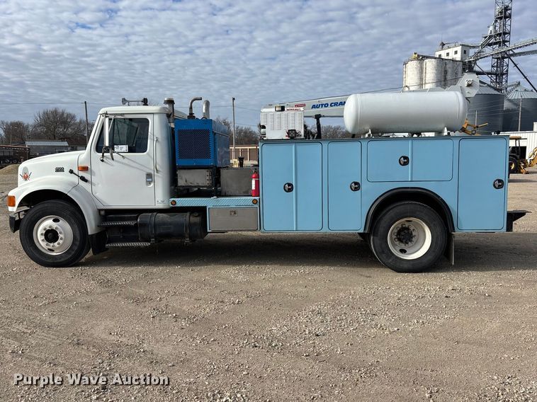 image for item EA4678 2001 International 4900 utility / service truck