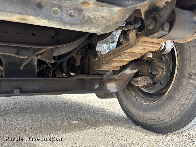 image for item EA4678 2001 International 4900 utility / service truck