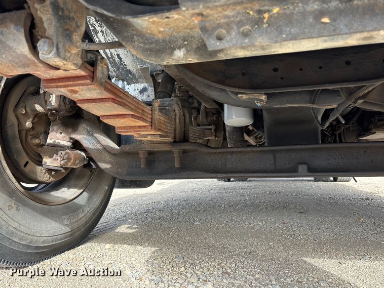 image for item EA4678 2001 International 4900 utility / service truck