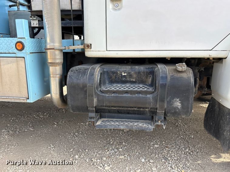 image for item EA4678 2001 International 4900 utility / service truck