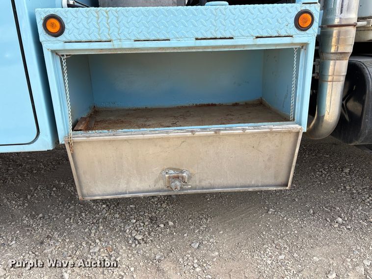 image for item EA4678 2001 International 4900 utility / service truck