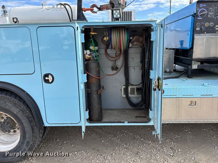 image for item EA4678 2001 International 4900 utility / service truck