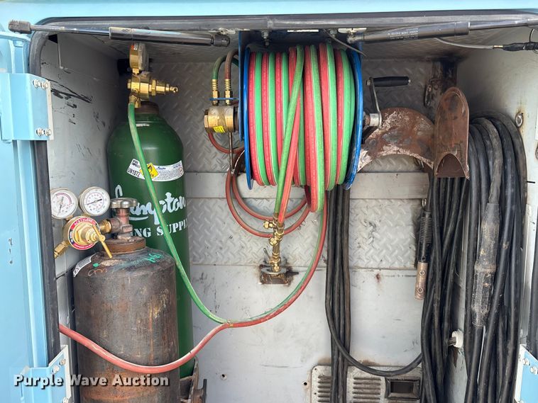 image for item EA4678 2001 International 4900 utility / service truck