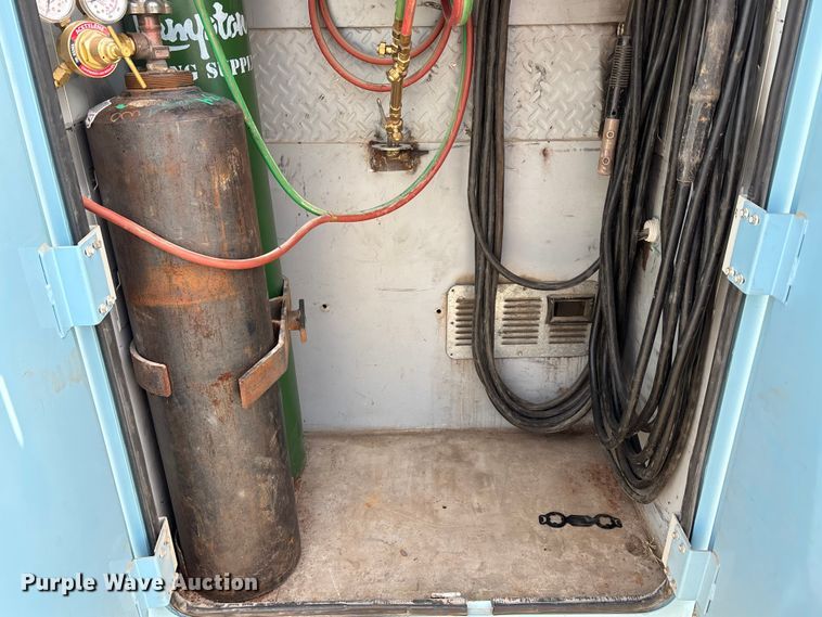 image for item EA4678 2001 International 4900 utility / service truck