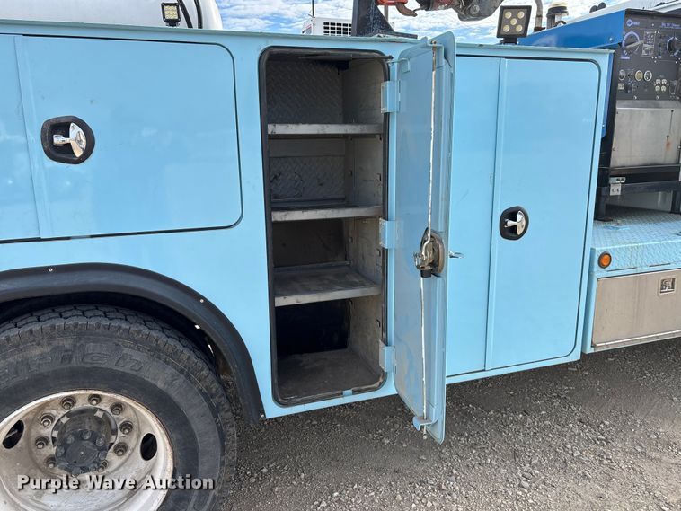 image for item EA4678 2001 International 4900 utility / service truck