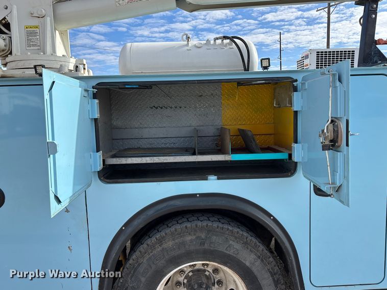 image for item EA4678 2001 International 4900 utility / service truck