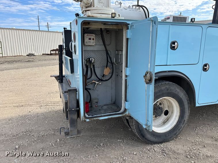 image for item EA4678 2001 International 4900 utility / service truck