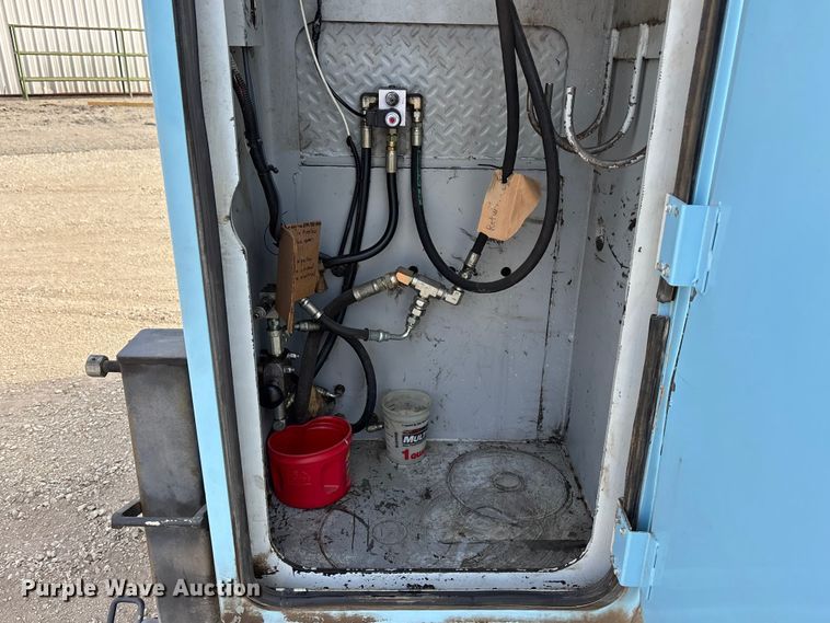 image for item EA4678 2001 International 4900 utility / service truck