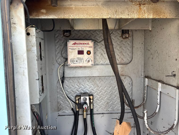 image for item EA4678 2001 International 4900 utility / service truck