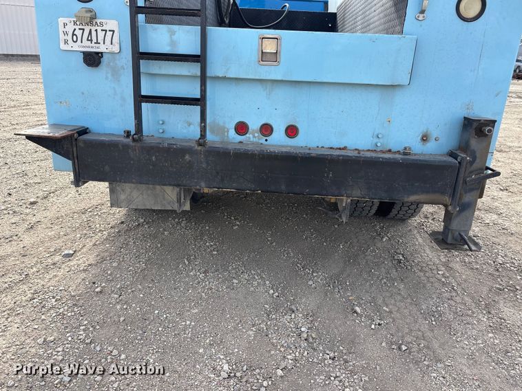 image for item EA4678 2001 International 4900 utility / service truck