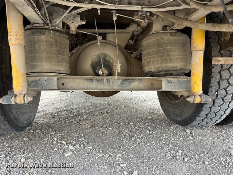 image for item EA4678 2001 International 4900 utility / service truck