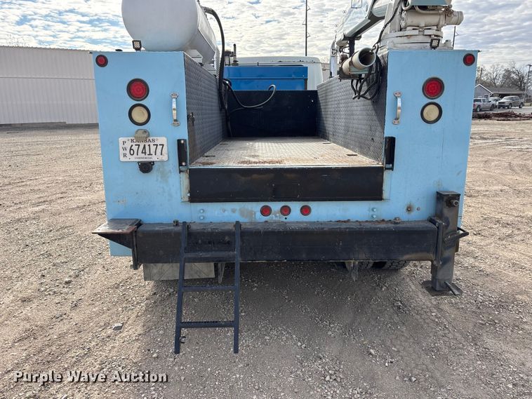 image for item EA4678 2001 International 4900 utility / service truck